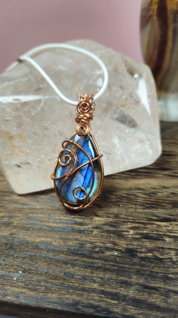Blue Flash Labradorite free style