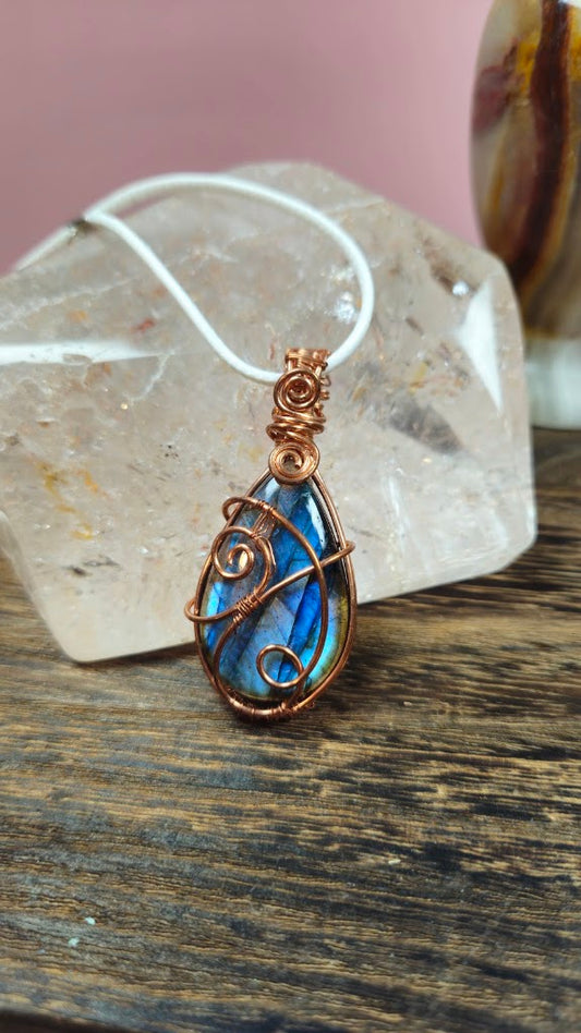 Blue Flash Labradorite free style